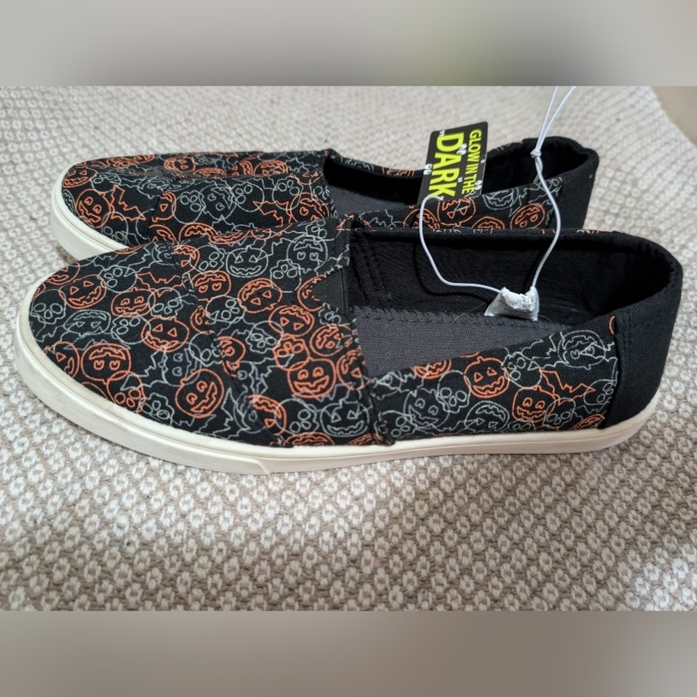 Tommy Bahama Halloween Themed Slip-On Shoes Memory Foam Glow In The Dark - Picture 2 of 9